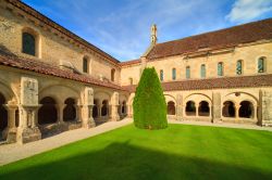 Il chiosco dell'abbazia di Fontenay a Montbard, Francia. Patrimonio mondiale dell'Umanità, quest'abbazia cistercense venne fondata nel 1118 da Bernardo di Chiaravalle. Sorge ...
