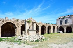 Il chiostro antico e il pozzo dell''abbazia di Santa Maria a Mare, sull'isola di San Nicola (Tremiti, Puglia).