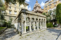 Il chiostro del 12° secolo che si trova in un piccolo giardino posto tra Porta Soprana e la Casa di Cristoforo Colombo a Genova