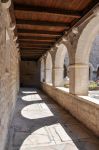 Il chiostro del monastero di Nostra Signora degli Angeli (Andela) a Orebic, Croazia. Fondato nel 1475 questo antico edificio religioso si erge su alture coperte di abeti e cipresso.

