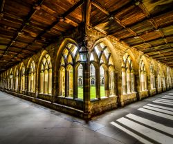 Il chiostro della cattedrale di Durham, Inghilterra. Fondato nel 1093, questo luogo di culto è uno dei principali centri del cristianesimo del paese. Assieme al castello cittadino è ...