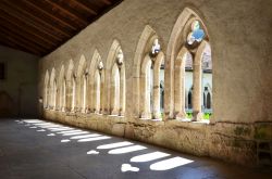 Il chiostro della Collegiata di Sait Ursanne Svizzera - © Capricorn Studio / Shutterstock.com