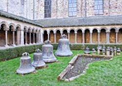 Il chiostro della la Collegiata di Santa Gertrude in centro a Nivelles in Belgio - © skyfish / Shutterstock.com