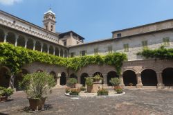 Il chiostro della storica chiesa di San Nicola a Tolentino (Marche) con affreschi e giardino - © Claudio Giovanni Colombo / Shutterstock.com