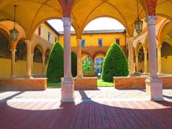 Il chiostro dell'Abbazia di San Mercuriale in centro a Forlì in Romagna. Si trova in Piazza Saffi il cuore pulsante della città - © dav76 / Shutterstock.com