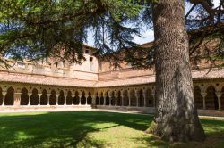 Il chiostro dell'abbazia di San Pietro a Moissac, Francia, con le decorazioni medievali. Di particolare bellezza sono i 76 capitelli di questo luogo consacrato nel 1100.

