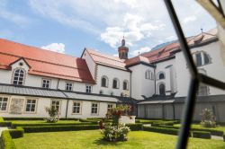 Il chiostro dell'abbazia di Stams, Austria. E' uno dei più prestigiosi esempi di architettura barocca del paese - © Joaquin Ossorio Castillo / Shutterstock.com