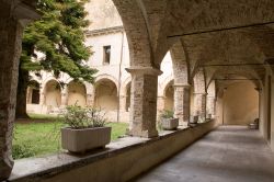 Il chiostro di San Francesco a Guardiagrele, borgo sulla Maiella in Abruzzo