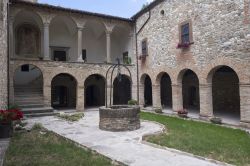 Il chiostro medievale di San Giovanni Battista a Carpegna nel Montefeltro (Marche)
