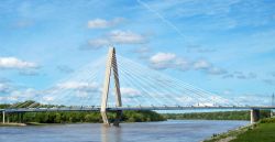 Il Christopher S. Bond Bridge attraversa il fiume Missouri a Kansas City (Stati Uniti d'America). Costruito nel 2008 e inaugurato nel 2010, questo ponte è lungo 523 metri e alto 96.



 ...