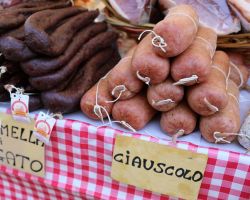 Il ciauscolo, il salume spalmabile, ed altre specialità della regione Marche - © eZeePics / Shutterstock.com