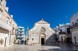 Il cielo luminoso di Locorotondo in Puglia e la Chiesa della Madonna della Greca © LightCapturedByDamian / Shutterstock.com