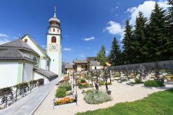 Il cimitero a fianco della Parrocchiale di San Cassiano in Badia, Alto Adige