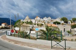 Il cimitero della città di Propriano, Corsica, in una giornata nuvolosa - © bikemp / Shutterstock.com