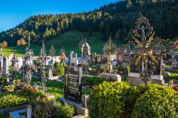 Il cimitero della Heiliges Kreuz Church a Going am Wilden Kaiser, Austria, con lapidi e croci decorate - © Bernard Barroso / Shutterstock.com