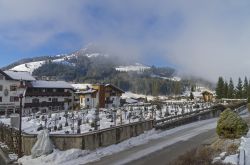Il cimitero di Kirchberg fotografato in una mattinata gelida in in inverno. Siamo nel Tirolo, in Austria occidentale - © Sergey Rybin / Shutterstock.com
