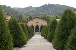 Il cimitero di Predappio in Emilia-Romagna, qui si trova la tomba di Benito Mussolini. E' stato costruito fra il 1928 e il 1933 su progetto dell'architetto Florestano Di Fausto - © ...