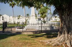 Il cimitero di Santa Ifigenia a Santiago de Cuba ospita alcuni eroi dell'indipendenza cubana, rivoluzionari (tra cui Fidel Castro) e musicisti famosi come il grande Compay Segundo.
