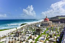 Il cimitero di Santa Maria Magdalena de Pazzis nella vecchia San Juan, Porto Rico. Situato vicino al forte San Felipe del Morro, questo cimitero per i suoi colori e la sua posizione sul bordo ...