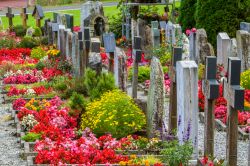 Il cimitero ricolmo di fiori a Lauterbrunnen tra le Alpi Svizzere - © Bob Pool / Shutterstock.com