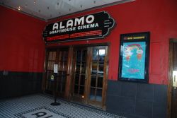 Il cinema Alamo Drafthouse a Austin, Texas (USA): qui vengono proiettati i più importanti film di nuova uscita - © Ricardo Garza / Shutterstock.com