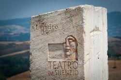 Il cippo che segnala il Teatro del SIlenzio di Lajatico