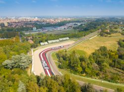 Il circuito di Imola in Emilia-Romagna e sullo sfondo il centro cittadino - © PriceM / Shutterstock.com