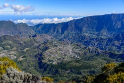 Il Cirque di Cilaos e il villaggio sull'isola de La Réunion, Isole Mascarene. Una delle caldere che costellano il Piton des Neiges fotografata dall'alto.

