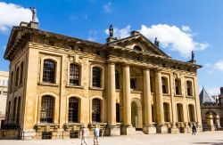 Il Clarendon Building a Oxford in una giornata estiva, Inghilterra. Situato in Broad Street, questo edificio in stile neoclassico risale agli inizi del XVIII° secolo - © Flik47 / Shutterstock.com ...