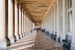 Il colonnato della Galleria Reale nel centro di Ostenda, Belgio: con il suo porticato lungo quasi 400 metri, unisce il parco e la villa reale con l'ippodromo - © Erik AJV / Shutterstock.com ...