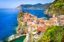 Il colorato borgo di Vernazza nel parco delle Cinque Terre in Liguria