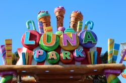 Il colorato ingresso del luna park di Cap d'Agde, dipartimento dell'Herault (Francia) - © Jerome PARIS / Shutterstock.com