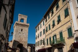 Il complesso del Castello di Piombino in Toscana - © robertonencini / Shutterstock.com