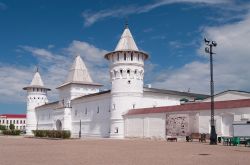 Il complesso del cremlino a Tobolsk, Russia. Le mura settecentesche sono disseminate di torri.
