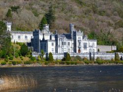 Il complesso di Kylemore Abbey si trova tra Westport e Galway, nell'omonima contea dell'Irlanda occidentale.