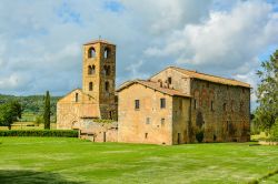 Il complesso di San Giovanni Battista  a Sovicille in provincia di Siena (Toscana) - © DiegoMariottini / Shutterstock.com