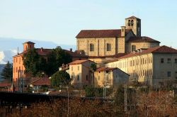 Il complesso di San Giuliano a Gozzano, sud del Lago d'Orta - © Alessandro Vecchi - CC BY-SA 3.0, Wikipedia
