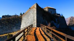 Il complesso fortificato di Fenestrelle fotografato in autunno