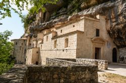 Il complesso monastico di Santo Spirito a Majella, Roccamorice, Abruzzo. Questo monastero della Congregazione dei Celestini venne fondato prima dell'XI° secolo: la prima fonte storica ...