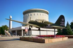 Il complesso museale della Battaglia di Stalingrado a Volgograd, Russia. In primo piano un modello di aereo Su-2 - © Popoudina Svetlana / Shutterstock.com