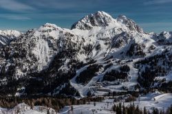 Il comprensorio sciistico di Nassfeld in Carinzia, Austria, con la neve.

