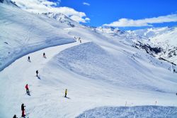 Il comprensorio sciistico di Obergurgl-Hochgurgl, Austria, in inverno con gli sciatori.
