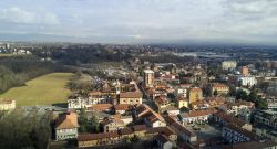 Il Comune di Limbiate con la chiesa e le case fotografato dall'alto, provincia di Monza e Brianza (Lombardia).

