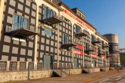 Il Confluence District a Lione, Francia. E' stato costruito con un'architettura moderna al posto del vecchio porto - © dvoevnore / Shutterstock.com 