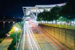 Il Convention Center e il Fort Duquesne Boulevard di notte a Pittsburgh, Pennsylvania. Il centro, inaugurato nel 1981, è costato 373 milioni di dollari.
