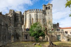 Il Convento di Cristo a Tomar, in Portogallo, fu originariamente una fortezza appartenente ai cavalieri templari costruita nel XII secolo - © gumbao / Shutterstock.com