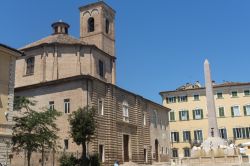Il convento di San Floriano nel centro di Jesi, Ancona (Marche). L'interno, a pianta centrale ellittica, è caratterizzato dalla cupola a base ovale riccamente decorata. Costruito ...