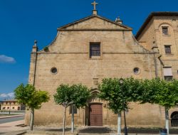 Il convento di San Francesco a Olite, Spagna, in una giornata di sole. Di epoca medievale, è stato poi modificato nel corso del XVIII° secolo.
