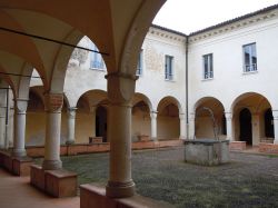 Il Convento di Santa Maria a Gonzaga: il chiostro - © Massimo Telò - CC BY-SA 3.0, Wikipedia