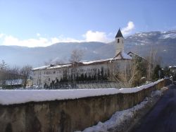 Il Convento di S.Antonio a Cles, fotografato in inverno. Siamo nella Valle di Non in Trentino Alto Adige 